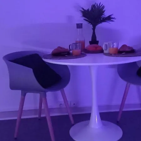 A 2 Pas Du Port, Le Cube Apartment *